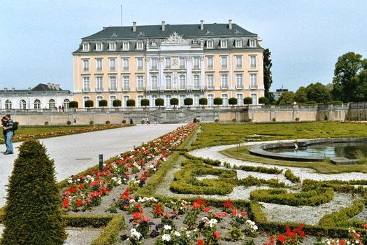 Le château d'Augustusburg à Brühl, façade sud, côté jardin à la française