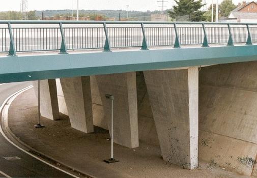 Pont sur la N98 à Auvelais (Hainaut): rénovation des piles et des garde-corps (2001-2002): Pont sur la N98 à Auvelais (Hainaut): rénovation des piles et des garde-corps (2001-2002)