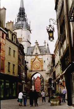 La tour de l'Horloge, du 15e siècle, située dans le centre piétonnier d'Auxerre (Yonne)