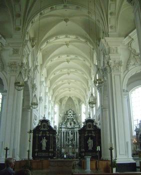 Baroque à l'extérieur, le style des voûtes de l'église abbatiale d'Averbode (province d'Antwerpen) à Scherpenheuvel est gothique. L'église est entrée en fonction en 1672 (architecte Jan II van den Eynde)