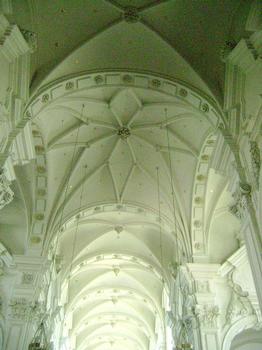 Baroque à l'extérieur, le style des voûtes de l'église abbatiale d'Averbode (province d'Antwerpen) à Scherpenheuvel est gothique. L'église est entrée en fonction en 1672 (architecte Jan II van den Eynde)