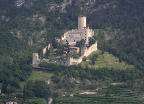 Vue générale du château d'Avio (Trentin), sur la rive occidentale de l'Adige, qui a appartenu à la même famille de 1053 à 1977 et a été légué à une fondation culturelle