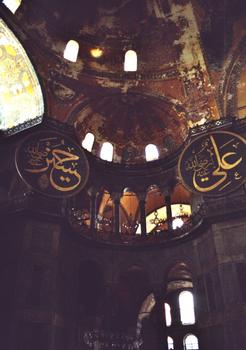 L'intérieur de la basilique Sainte-Sophie, actuellement musée (Ayasofia) à Istanbul