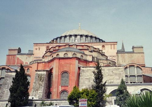 Vues extérieures de la basilique Sainte-Sophie à Istanbul