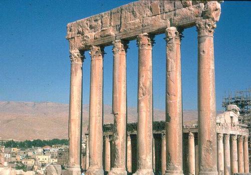 Le temple de Jupiter (époque romaine) à Baalbeck (Liban): seules 6 colonnes subsistent: Le temple de Jupiter (époque romaine) à Baalbeck (Liban): seules 6 colonnes subsistent