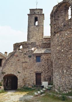 Les ruines de l'église romane San Nicolo, au sommet du village de Baiardo (province d'Imperia), détruite par un tremblement de terre en 1887