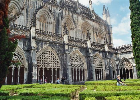 Le cloître royal du monastère de Batalha, de style manuélin, combine voûtes gothiques sobres et décoration luxuriante de colonnes ciselées et de dentelles de pierre