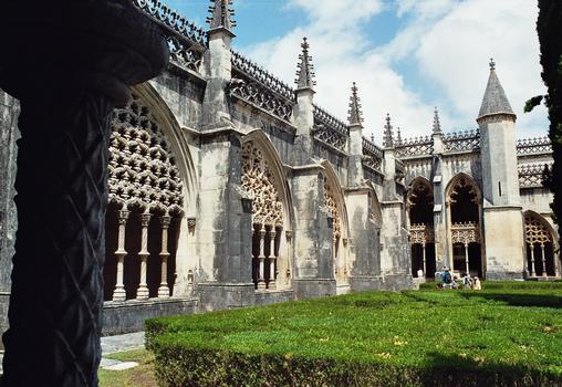 Le cloître royal du monastère de Batalha, de style manuélin, combine voûtes gothiques sobres et décoration luxuriante de colonnes ciselées et de dentelles de pierre