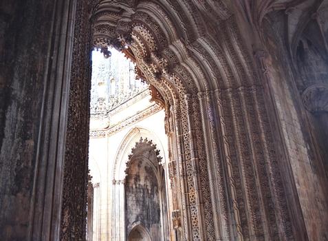 La partie orientale du monastère de Batalha est occupée par 7 chapelles inachevées, qui devaient servir de panthéon portugais; elles prolongent le chevet de l'église abbatiale et datent du début du 16e siècle