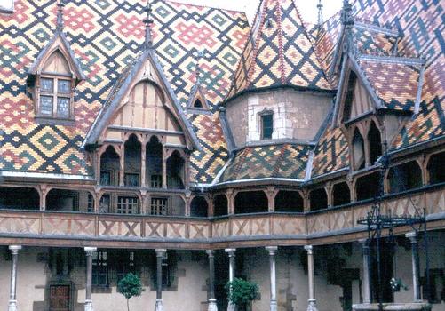 Les Hospices de Beaune (Côte d'Or). L'Hôtel-Dieu, fondé en 1443 par le chancelier Rollin pour soigner les pauvres, a reçu son premier patient en janvier 1452