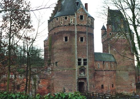 Le château, en ruines, de Beersel (Brabant flamand) est essentiellement consdtruit en briques