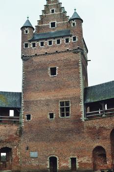 Le château de Beersel (Brabant flamand) compte 3 tours. Ses remparts sont ceinturés de douves
