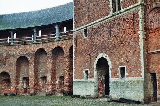 Le château de Beersel (Brabant flamand) compte 3 tours. Ses remparts sont ceinturés de douves
