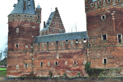 Le château de Beersel, en pierres et briques, date pour l'essentiel du 14e siècle. La tour nord date de 1617. Il est entouré de douves
