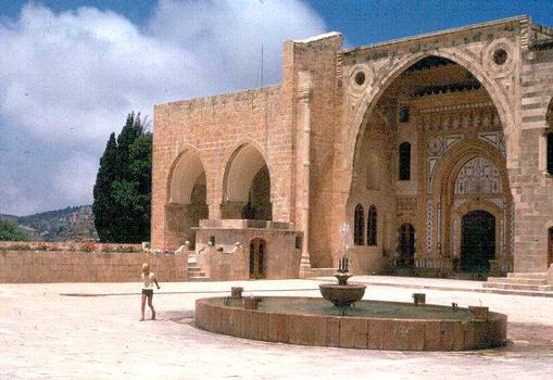 Portail monumental du palais de Beit-Eddine (Liban) construit dans le style arabo-florentin au début du 19 esiècle pour l'émir Béchir II: mosaïques de marbre blanc et de granit gris et rose poli