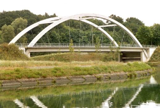 Nouveau pont des Lilas à l'entrée du canal Blaton-Ath à Bernissart (Hainaut):: Retombée des arcs jusqu'à la base des culées et suspentes rayonnantes