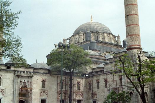 La mosquée de Beyazit, dans la vieille ville d'Istanbul, est la plus ancienne qui reste à voir dans la ville. Elle a été construite en 1505 par Beyazit (Bajazet) II