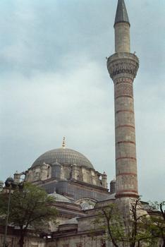 La mosquée de Beyazit, dans la vieille ville d'Istanbul, est la plus ancienne qui reste à voir dans la ville. Elle a été construite en 1505 par Beyazit (Bajazet) II