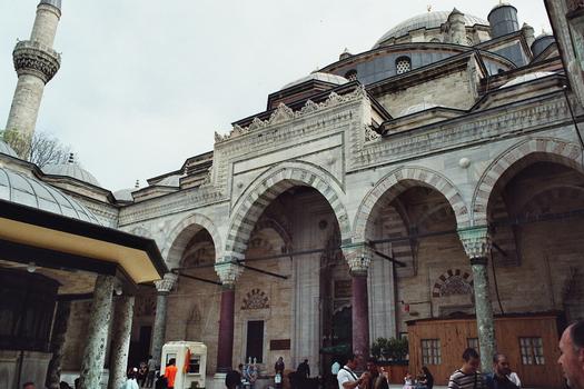 La mosquée de Beyazit à Istanbul (1505) a été construite sur un plan s'inspirant de Sainte-Sophie: un dôme central, 2 absides est et ouest, 2 ailes latérales, mais pas de galerie à l'étage. Les colonnes de la cour viennent de sites antiques