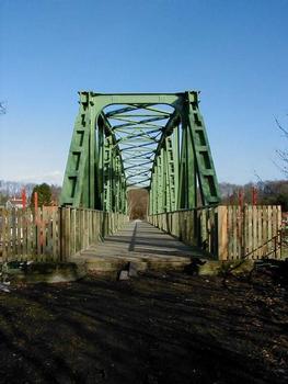 L'ancien pont métallique du chemin de fer à Blaton, sur le canal Nimy-Blaton, a été rénové (platelage en bois traité) pour être intégré au Réseau des Voies lentes (RAVEL) de la Région wallonne
