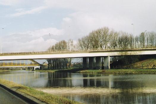 Le viaduc autoroutier de Bois d'Haine, par lequel l'A501 (La Louvière - Familleureux) franchit le canal du Centre