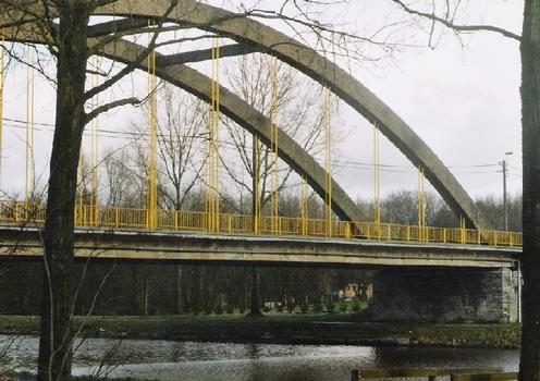 Canal du Centre. Le pont de la rue Lalieux à Bois d'Haine