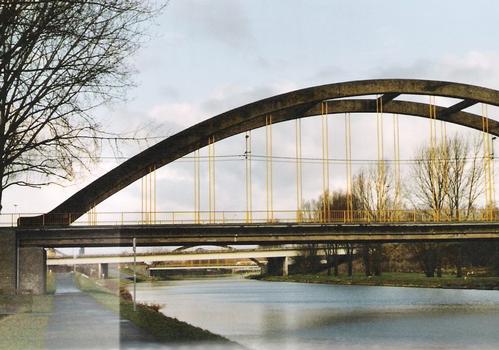 Canal du Centre. Le pont de la rue Lalieux à Bois d'Haine