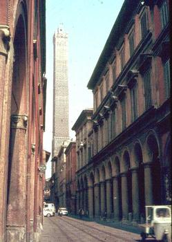 One of the two leaning towers built in the 12th century in the center of Bologna: here the higher one with almost 100 meters, the Torre degli Asinelli (»Tower of the donkeys«)