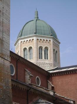 Le clocher de l'église San Tommaso de Bosco Chiesanuova (province de Vérone)