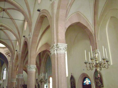 L'intérieur et les voûtes de l'église San Tommaso, de Bosco Chiesanuova, érigée en paroisse indépendante en 1375