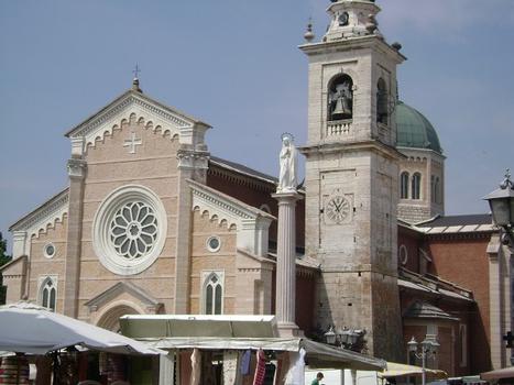 La façade de l'église San Tommaso (Saint Thomas) à Bosco Chiesanuova (Vérone), construite au début du 16e siècle