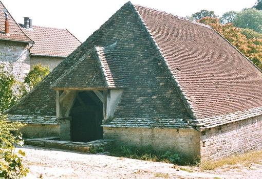 Le marché couvert de Brancion, du 16e siècle: charpente complexe et toit de tuiles