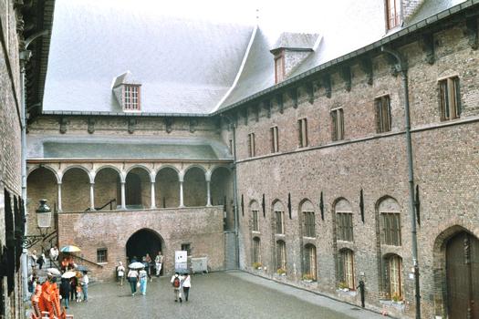 Die Hallen von Brügge, gleichzeitig Markthalle, Verwaltungsgebäude und Handelsbörse im Mittelaltern wurden 1248 bis 1300 erbaut und werden vom Belfried überschattet