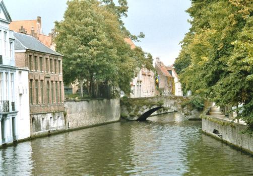 Le plus vieux pont en pierres de Bruges (début du 15e siècle)