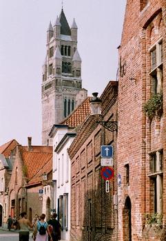 La tour de la cathédrale Saint-Sauveur de Bruges: Fondée au 9e siècle et incendiée 4 fois, l'église actuelle est gothique pour son transept et son choeur