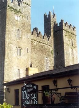 Le château de Bunratty (Irlande), construit vers 1425, mélange de château normand et de forteresse galloise