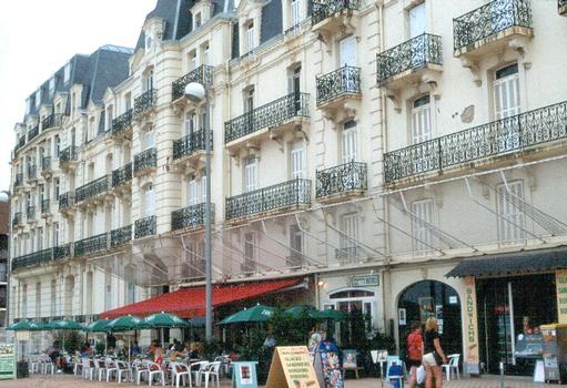 Le Grand Hôtel de Cabourg (Calvados): la façade côté mer