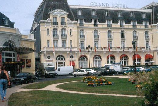 Le Grand Hôtel de Cabourg (Calvados): la façade côté ville