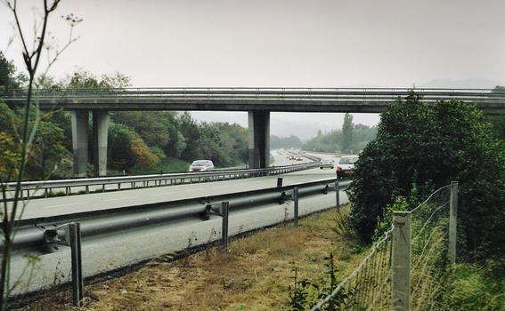 Le pont de la D87 sur l'autoroute A50 à l'entrée de La Cadière d'Azur (Var)