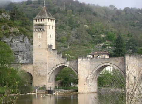 Le pont Valentré, sur le Lot, à Cahors