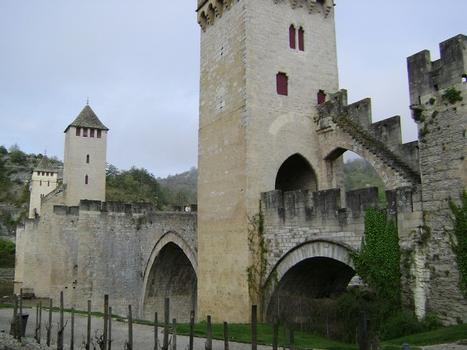 Le pont Valentré, sur le Lot, à Cahors