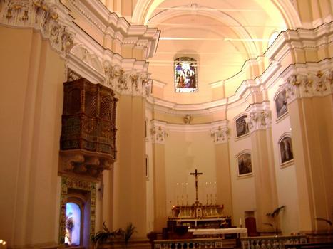 L'intérieur de l'église (baroque) Santa Chiara (sainte Claire) à Caltagirone (Sicile)