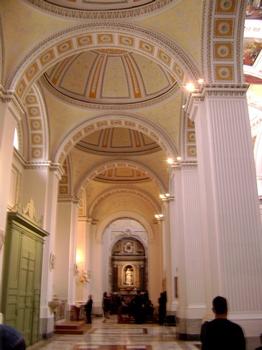 L'intérieur (baroque) et les voûtes de la cathédrale (duomo) de Caltagirone (Sicile)