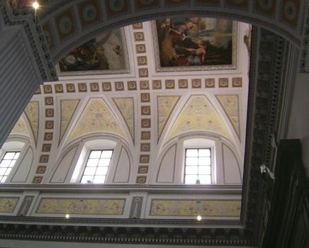L'intérieur (baroque) et les voûtes de la cathédrale (duomo) de Caltagirone (Sicile)