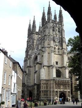 La façade de la cathédrale de Canterbury (Kent)