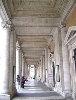 La façade du Palais des Conservateurs (Palazzo dei Conservatori), qui occupe le versant sud-ouest de la place et de la colline du Capitole (Piazza del Campidoglio), à Rome