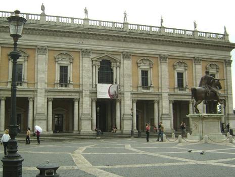 La façade du Palais des Conservateurs (Palazzo dei Conservatori), qui occupe le versant sud-ouest de la place et de la colline du Capitole (Piazza del Campidoglio), à Rome
