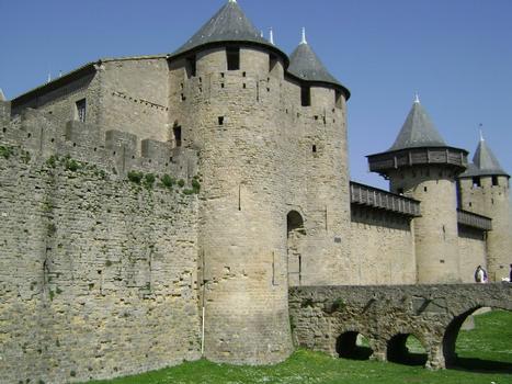 La façade principale du château comtal de Carcassonne (Aude)