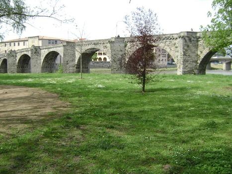 Le pont vieux, sur l'Aude, entre la cité de Carcassonne et la ville nouvelle (Bastide Saint-Louis)