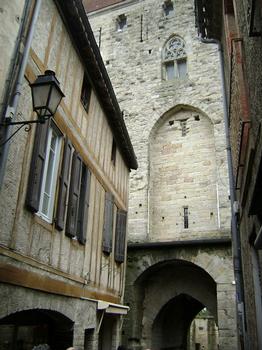 La porte narbonnaise, qui fait partie des remparts de Carcassonne, est la principale entrée de la Cité, côté oriental